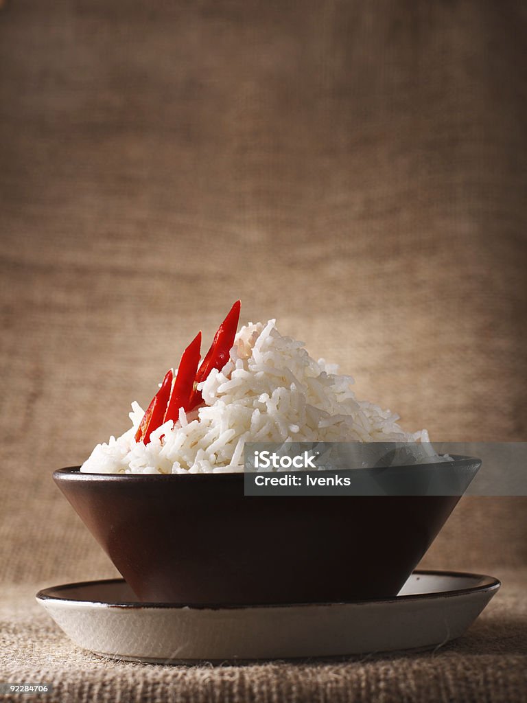 Miska na ryż z czerwony gorący chillies na tle rustykalnym - Zbiór zdjęć royalty-free (Bez ludzi)