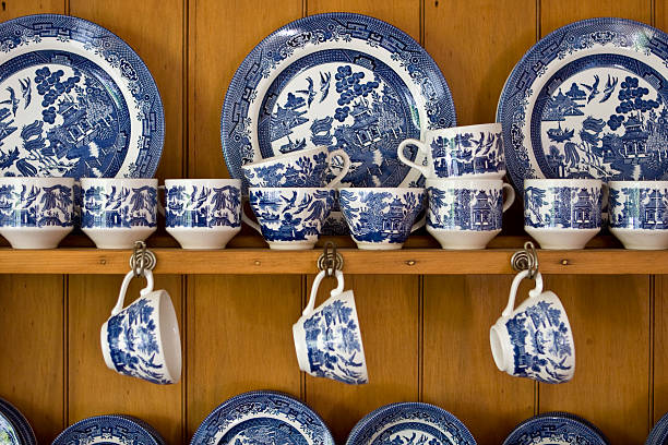 azul china en el aparador - porcelana fotografías e imágenes de stock