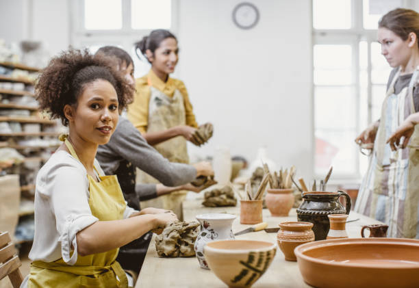 istock Small Group of People Doing Pottery in an Art Studio 922847778