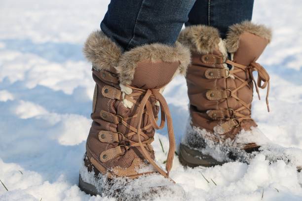 schneestiefel - snow bound foto e immagini stock