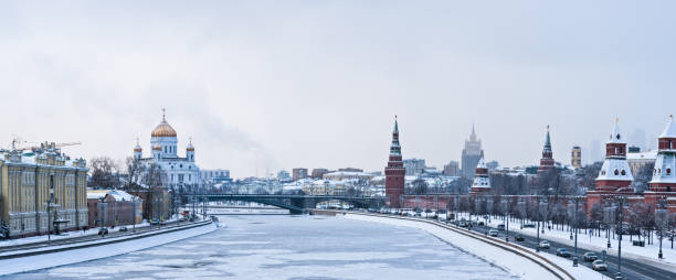 istock Winter panorama of the Moscow river, Kremlin 922854212