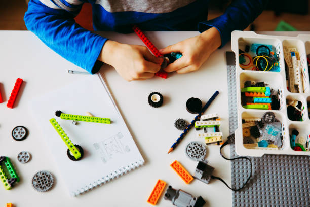 mały chłopiec budując robota na lekcji szkoły technologii robotycznej - child building activity construction engineer zdjęcia i obrazy z banku zdjęć