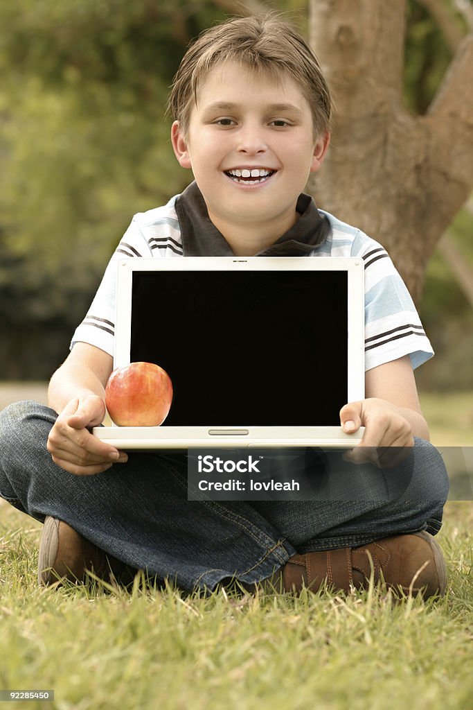 Child Holding ordenador portátil con pantalla en blanco - Foto de stock de Aire libre libre de derechos