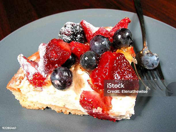 Fetta Di Torta Di Bacche - Fotografie stock e altre immagini di Cibo - Cibo, Composizione orizzontale, Crema pasticcera