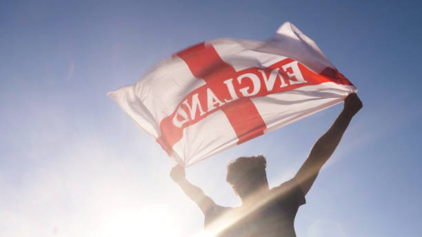 일몰 영국 영국에 있는 해변에 두 손으로 하늘에 영국 국기를 들고 젊은 남자 - england 뉴스 사진 이미지