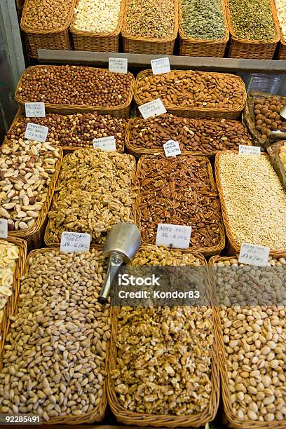 Variedade De Nuts - Fotografias de stock e mais imagens de Alimentação Saudável - Alimentação Saudável, Amendoim - Alimento, Amontoar