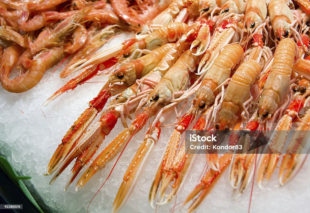 Red scampi e camarão no gelo, Barcelona mercado de peixes - Foto de stock de Alimentação Saudável royalty-free