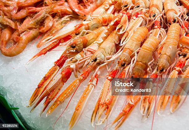 Foto de Red Scampi E Camarão No Gelo Barcelona Mercado De Peixes e mais fotos de stock de Alimentação Saudável