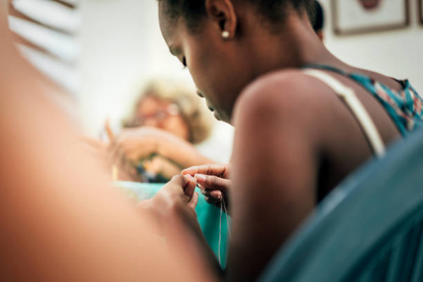 donne brasiliane che lavorano in tailor workshop - manual worker sewing women tailor foto e immagini stock