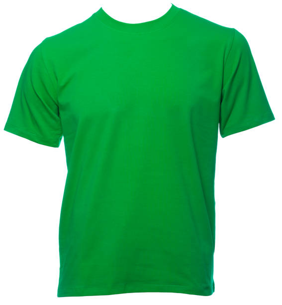 tshirt verde in cotone a stesa corta su un manichino isolato - green t shirt foto e immagini stock