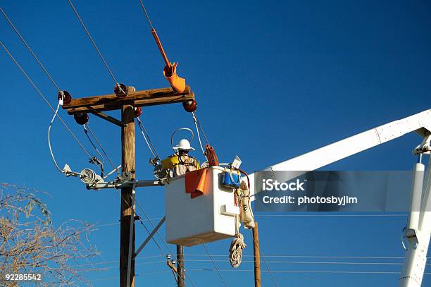 Foto de Lineman Utilitário Elétrico e mais fotos de stock de Engenheiro de Manutenção - Engenheiro de Manutenção, Eletricidade, Cabo de alta-tensão