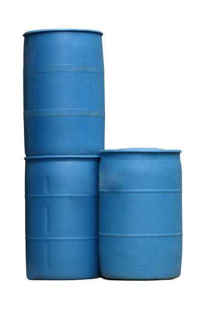 cilindros de plástico azul aislado - barrel blue gallon number 55 fotografías e imágenes de stock