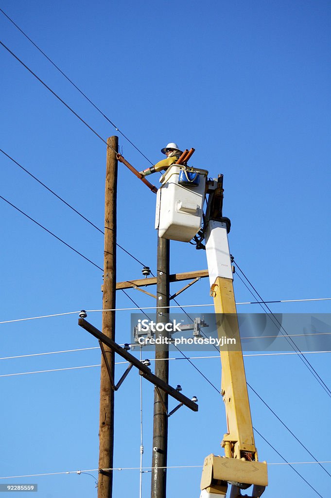 Electric utilidad Lineman - Foto de stock de Cable de conducción eléctrica libre de derechos