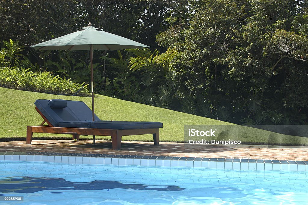 Lazy silla junto a la piscina - Foto de stock de Agua libre de derechos