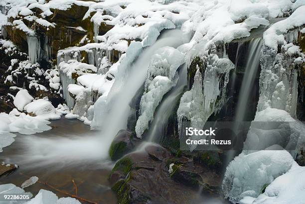 Zimowy Wodospad - zdjęcia stockowe i więcej obrazów Bez ludzi - Bez ludzi, Chlapać, Chłodny
