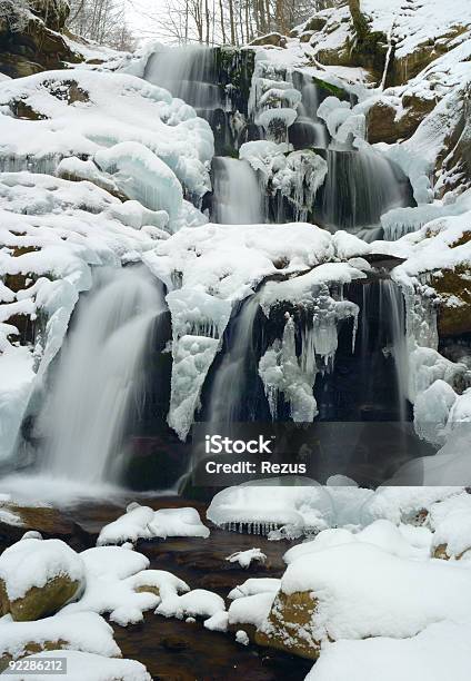 冬の滝 - しぶきのストックフォトや画像を多数ご用意 - しぶき, しぶきを上げる, ウクライナ