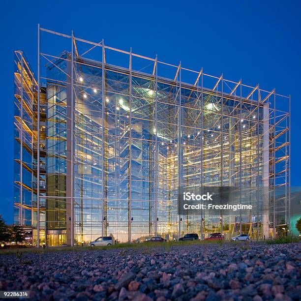 Vista Nocturna Del Edificio De Oficinas Foto de stock y más banco de imágenes de Aire libre - Aire libre, Alto - Descripción física, Arquitectura exterior