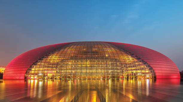 vue de nuit de grand théâtre national de pékin - changan avenue photos et images de collection