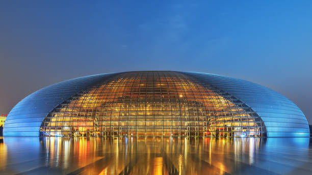 vue de nuit de grand théâtre national de pékin - changan avenue photos et images de collection