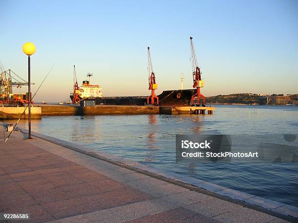 Navio De Carga - Fotografias de stock e mais imagens de Amarrado - Amarrado, Amarrar, Ancorado