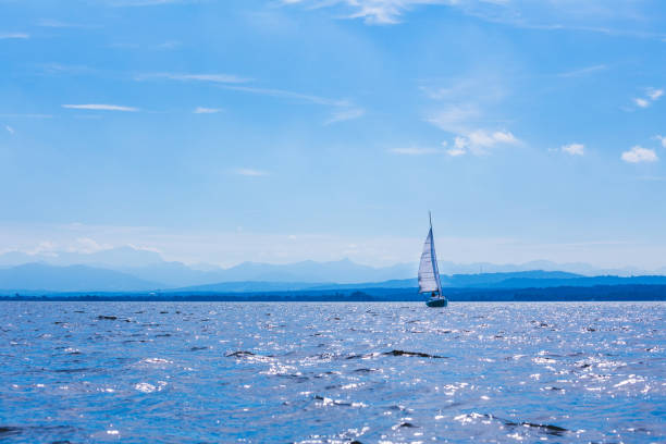 парусный спорт на озере аммерзее, бавария, германия - ammersee стоковые фото и изображения