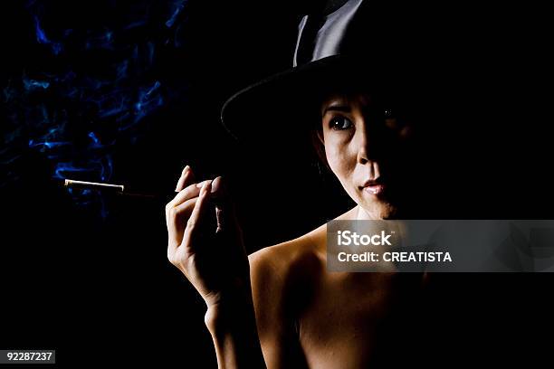 Frau Im Schatten Mit Einem Schwarzen Hut Mit Zigarette Stockfoto und mehr Bilder von Altertümlich