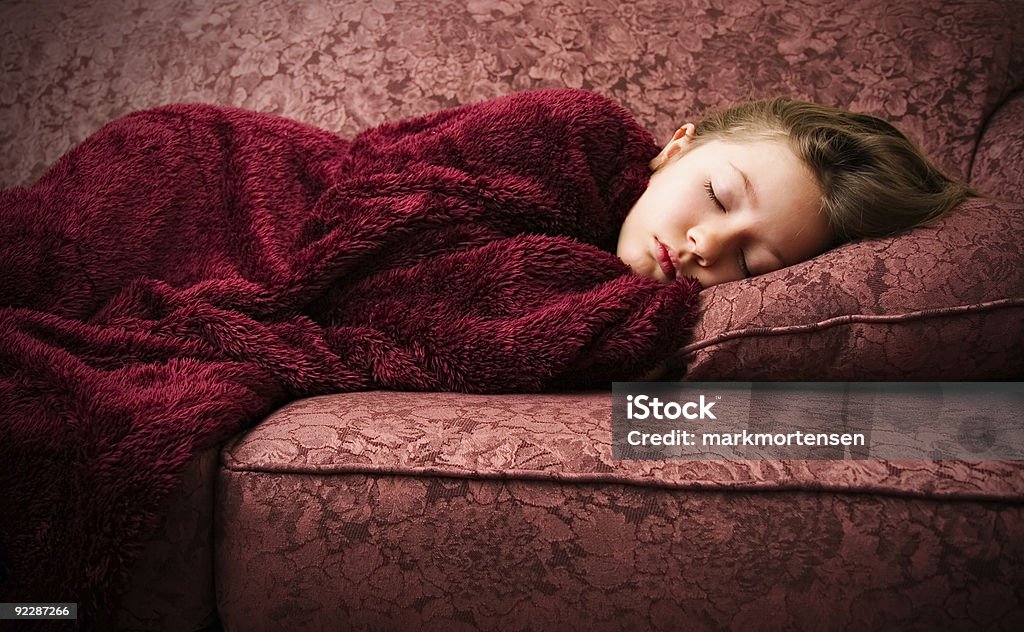 Chica joven durmiendo en SOFÁ - Foto de stock de 8-9 años libre de derechos