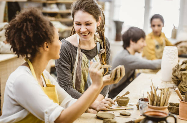 istock Small Group of People Doing Pottery in an Art Studio 922873130