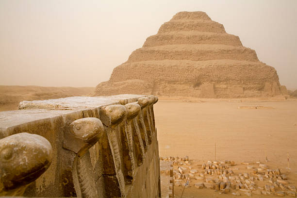 saqqara piramide - saqqara foto e immagini stock