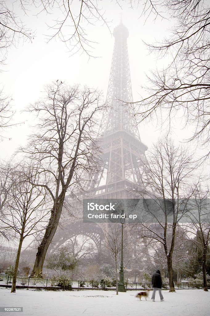Эйфелевой в падающие снег - Стоковые фото Париж - Франция роялти-фри