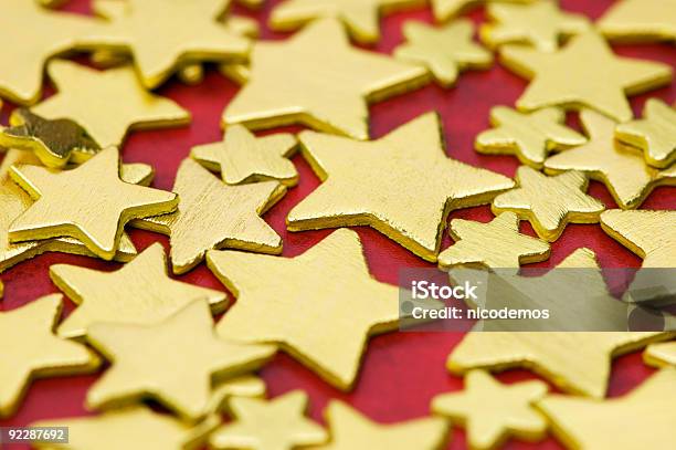 Foto de Confetes De Estrelas Douradas Closeup e mais fotos de stock de Confete - Confete, Dourado - Descrição de Cor, Foco seletivo