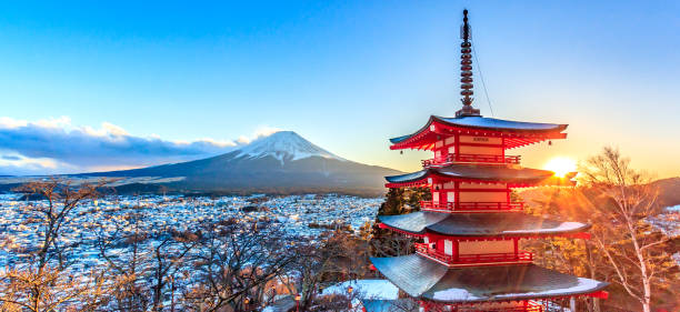 ориентир японской пагоды чурейто и горы фудзи в фудзиёсиде, япония - twilight fuji mt fuji japan стоковые фото и изображения