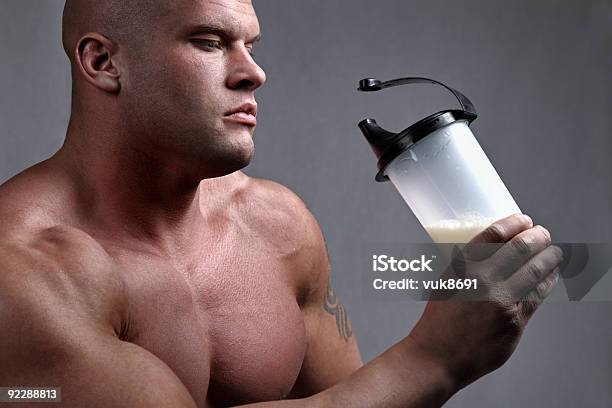 Singer Mit Proteinshake Stockfoto und mehr Bilder von Steroid - Steroid, Bodybuilding, Männer