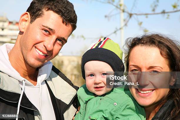 Familia Con Niño De Gente Foto de stock y más banco de imágenes de Adolescente - Adolescente, Adulto, Aire libre