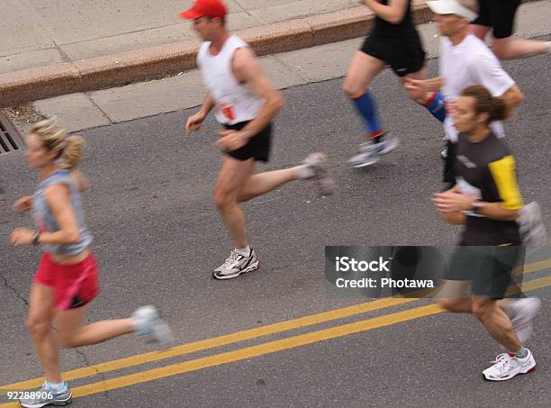 Biegaczy Z Ponad - zdjęcia stockowe i więcej obrazów Aktywny tryb życia - Aktywny tryb życia, Biegać, Fotografika