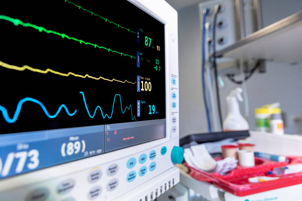 monitores en cardiología cirugía - human heart surveillance computer monitor pulse trace fotografías e imágenes de stock