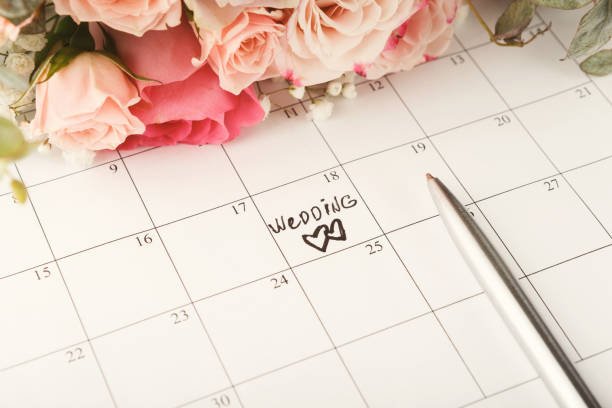 istock Word wedding on calendar with sweet flowers 922890866