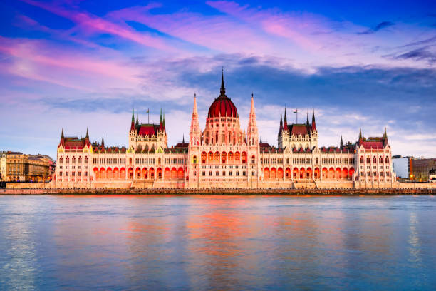 budapest, ungheria - palazzo del parlamento ungherese e danubio - budapest chain bridge night hungary foto e immagini stock