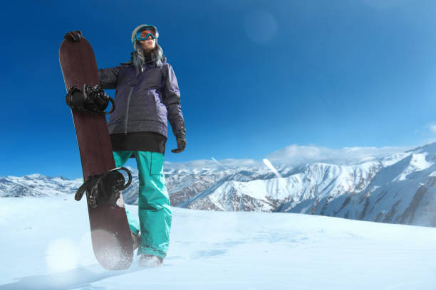 istock Female extreme snowboarder with snowboard 922895018