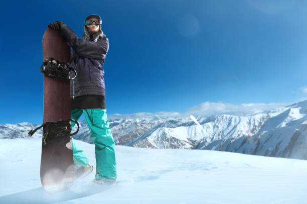 istock Female extreme snowboarder with snowboard 922895026