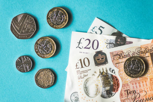 great britain pound currency - one pound coin imagens e fotografias de stock