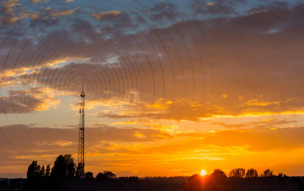 visualización de las ondas radioeléctricas al atardecer - gsm tower fotografías e imágenes de stock