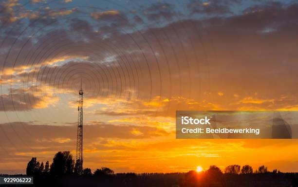 Visualizzazione Delle Onde Radio Al Tramonto - Fotografie stock e altre immagini di Torre delle telecomunicazioni - Torre delle telecomunicazioni, Motivo a onde, Scena rurale