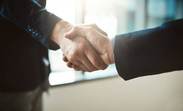la fiducia è essenziale per il successo - handshake human hand business relationship business foto e immagini stock