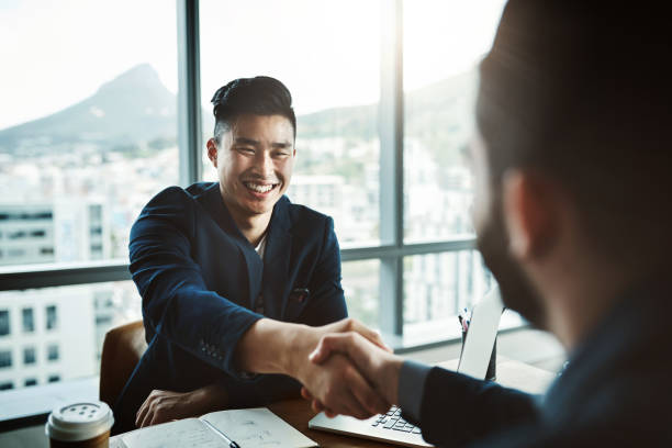 można śmiało powiedzieć, że zrobił wielkie wrażenie - business relationship cooperation business handshake zdjęcia i obrazy z banku zdjęć