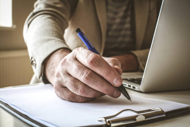 istock Focus of businessman hand sing papers. 922913114