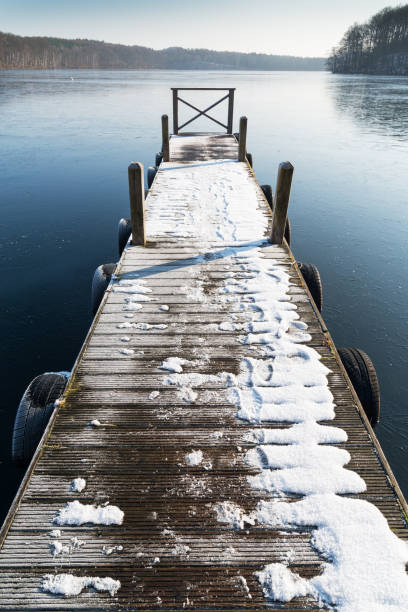 istock Snowcapped footpath by the lake 922913154
