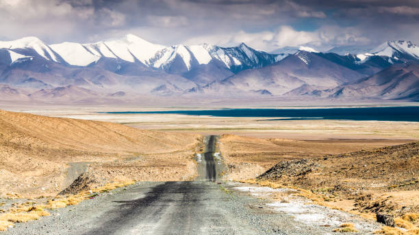 schöne aussicht auf pamir in tadschikistan - valley storm thunderstorm mountain stock-fotos und bilder