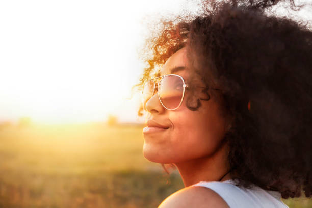 donna africana che si diverte - sunglasses women smiling portrait foto e immagini stock