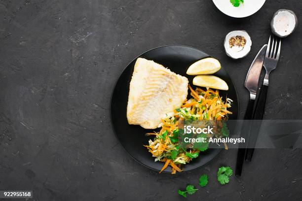 Gebratener Kabeljau Mit Salat Aus Frischen Karotten Kohl Gurken Und Dill Ansicht Von Oben Horizontale Stockfoto und mehr Bilder von Kabeljau